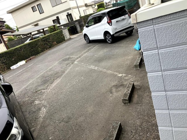駐車場　前面に駐車場。
