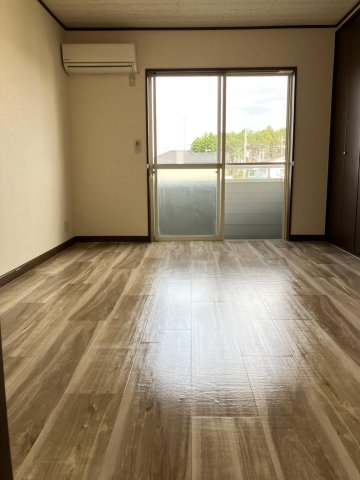 居室・リビング　明るくて、風通しの良いリビングです。