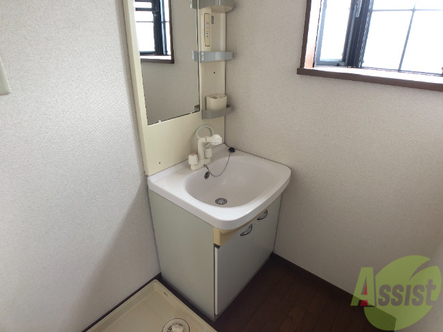 洗面設備　洗面台は人気の独立タイプです。使いやすいですよね。