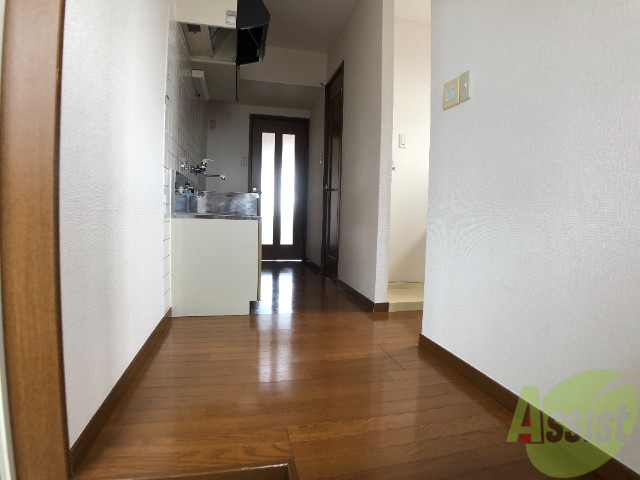 玄関　玄関からの目線です。正面がキッチンスペースです。