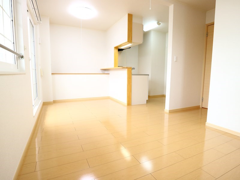 居室・リビング　広々とした明るいリビングです。