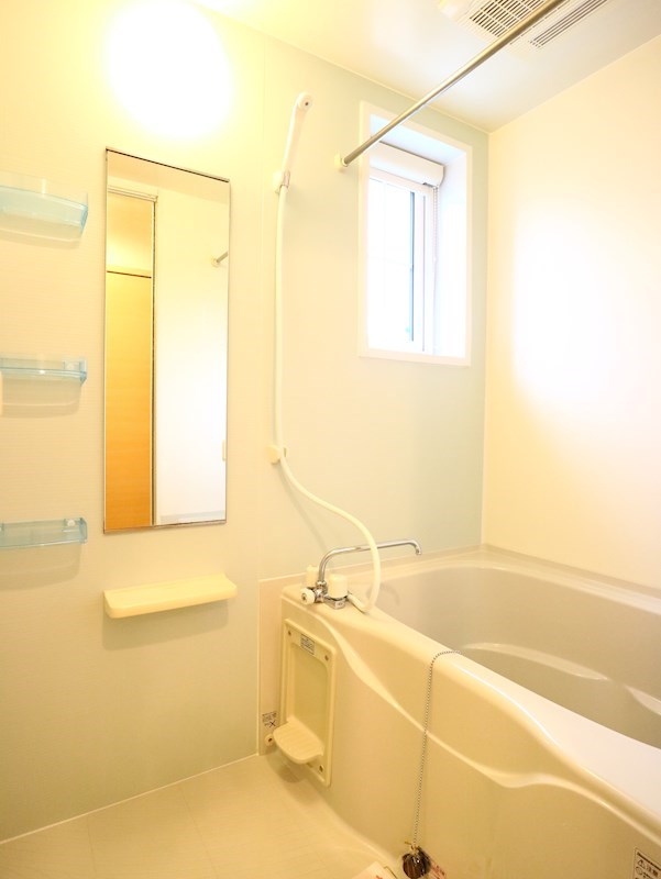 バス・シャワールーム　浴室には換気に便利な窓付き。