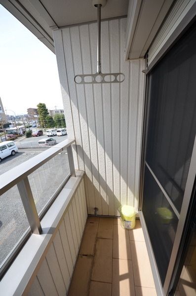 バルコニー　多少の雨なら濡れずにすみます