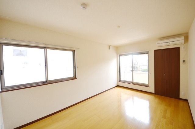 居室・リビング　※角部屋のみ　横窓つきます。