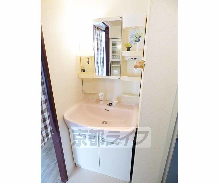 洗面設備　綺麗な独立洗面台です。