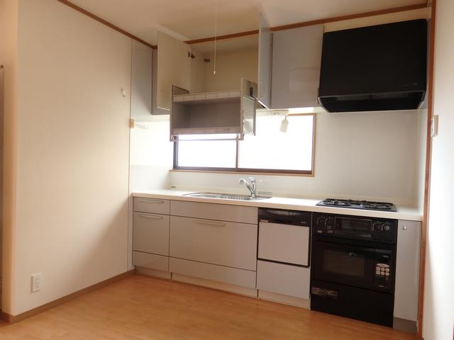 キッチン　システムキッチン。ダウンウォール収納あり