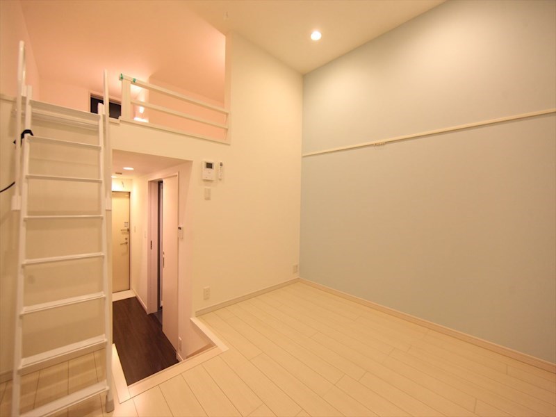 居室・リビング　洋室5.5帖　ロフト4.8帖（収納にも寝室にも使えます）