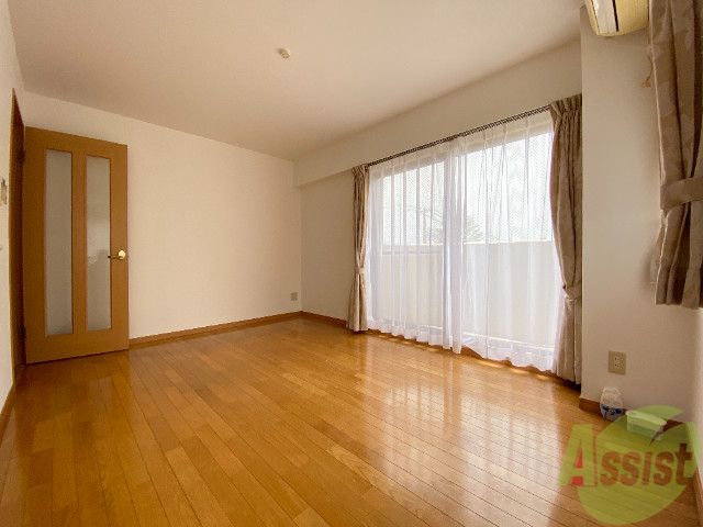 居室・リビング　１２帖の洋室です。広々として、きれいですね。