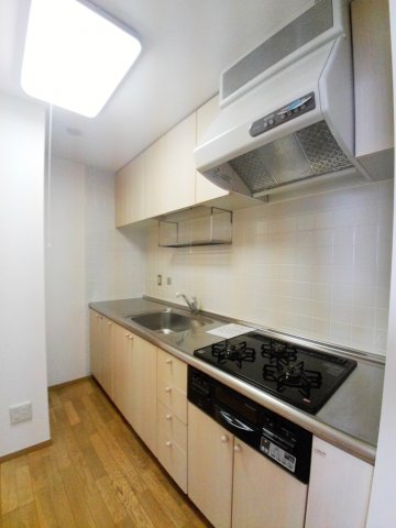 キッチン　同物件内別住戸の写真を参考に掲載しています。