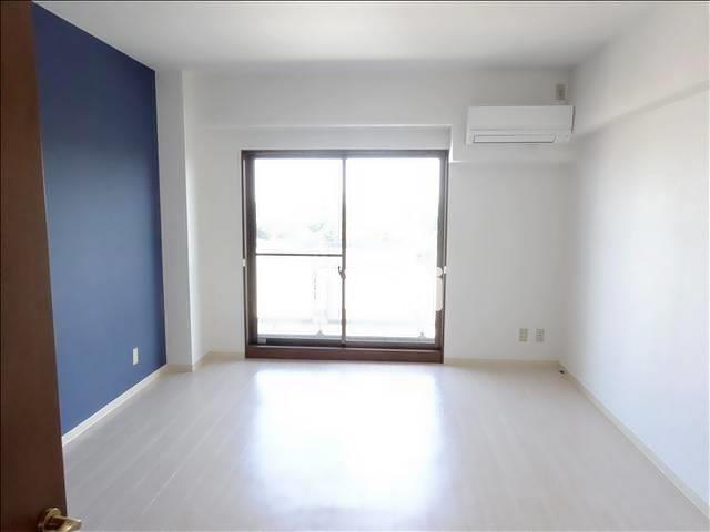 居室・リビング　青いアクセントクロスがお洒落です