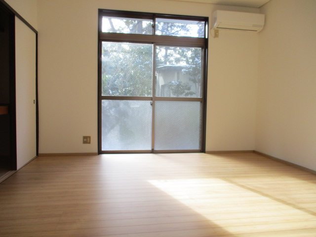 居室・リビング　広々使える8帖の居室は南向きで陽当たり良好です♪