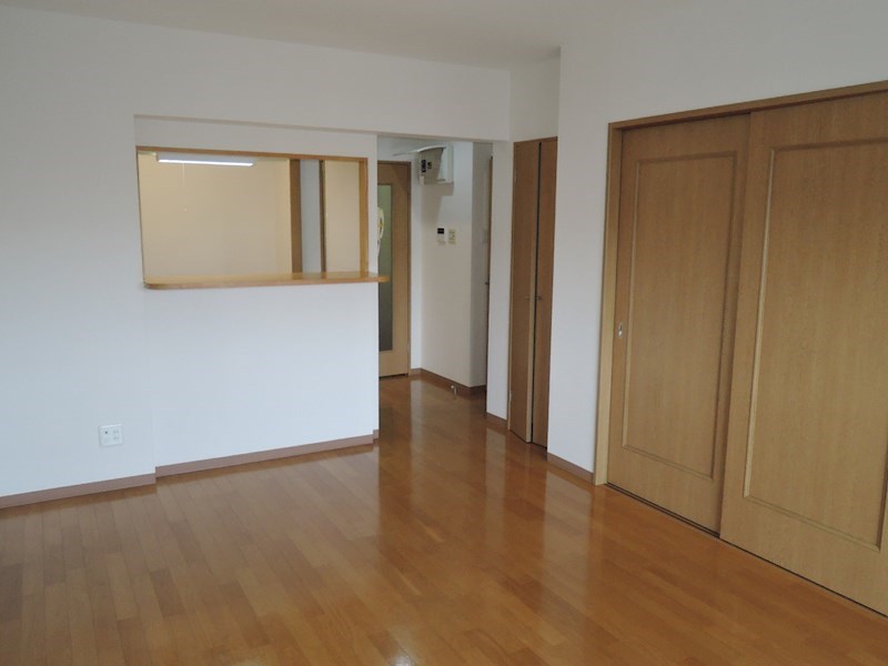 居室・リビング　角部屋は２面採光で明るい室内！