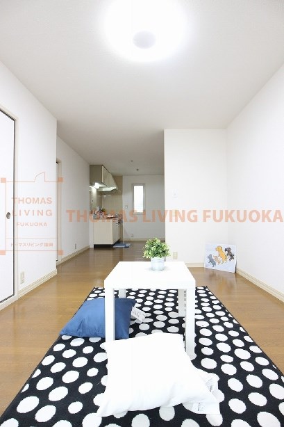 居室・リビング　写真はリノベーション済みの別号室。