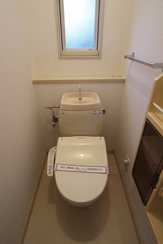トイレ　温水洗浄便座・窓付のトイレ