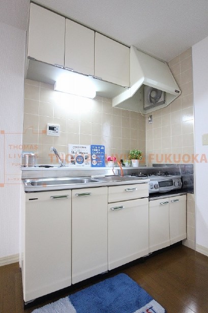 キッチン　写真はリノベーション済みの別号室。