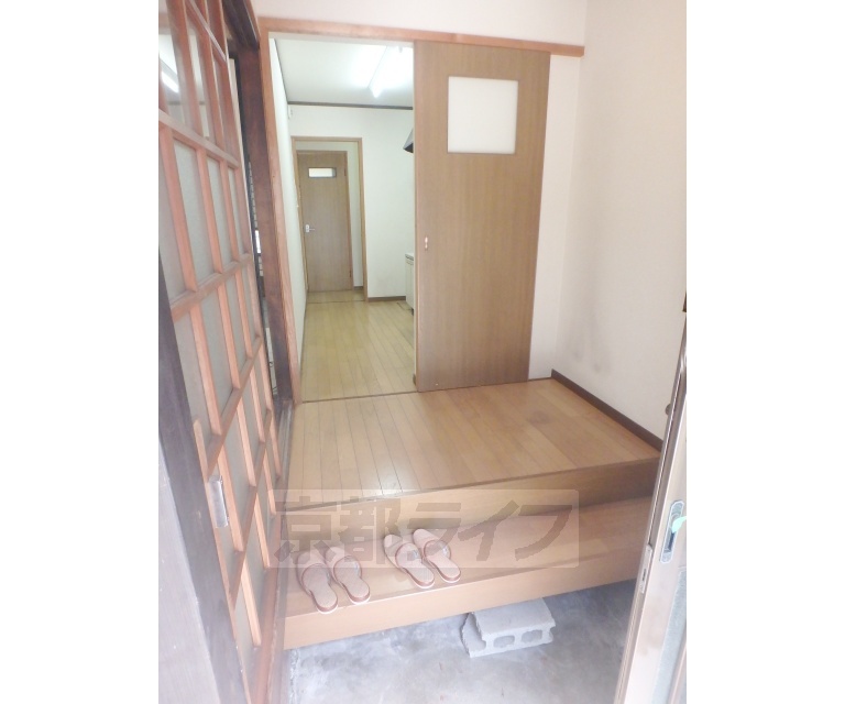 その他部屋・スペース　玄関からみた室内です。