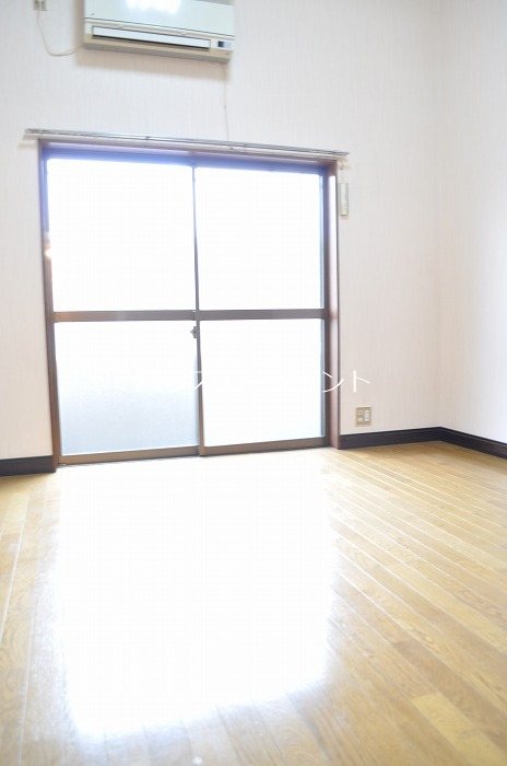 居室・リビング　ピカピカのフローリングで気持ち良いです！※参考画像です。