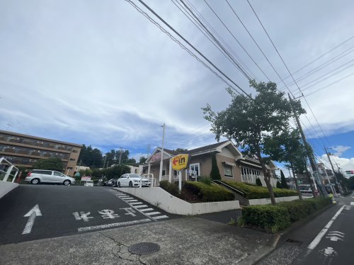 飲食店　デニーズ多摩貝取店（飲食店）まで801m