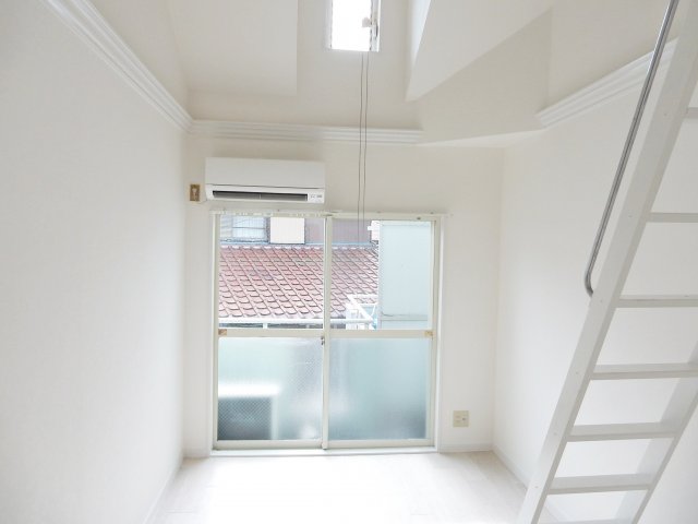 居室・リビング　ロフト完備で使い勝手良好な室内