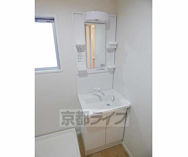 洗面設備　大きな独立洗面台です。