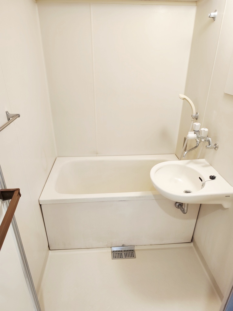 バス・シャワールーム　2点式ユニットバスです。