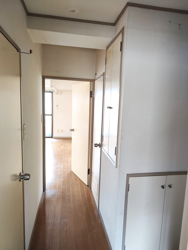 玄関　廊下にも収納があります。