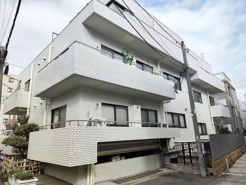 建物外観　閑静な高台住宅地に位置します。2階の角部屋です。