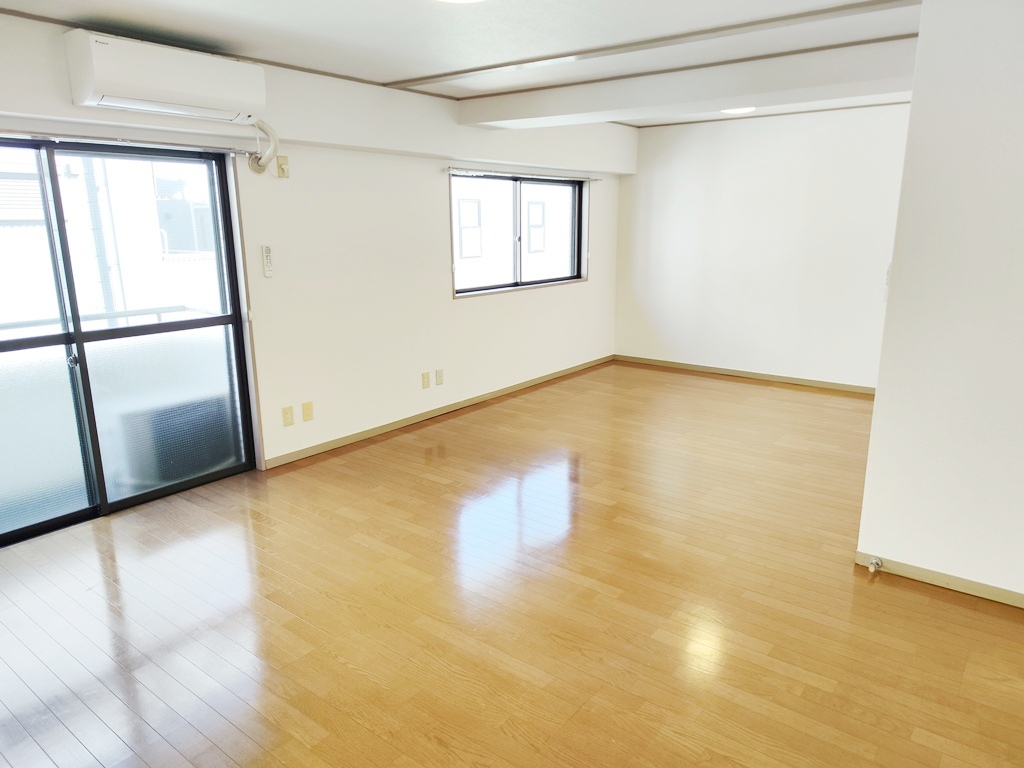 居室・リビング　日当たりの良い明るいお部屋で6帖の洋室と広々１LDKです。