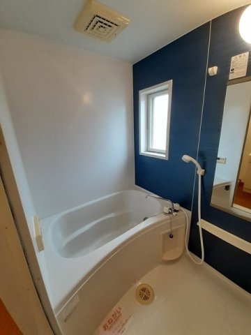 バス・シャワールーム　窓付きの浴室です♪