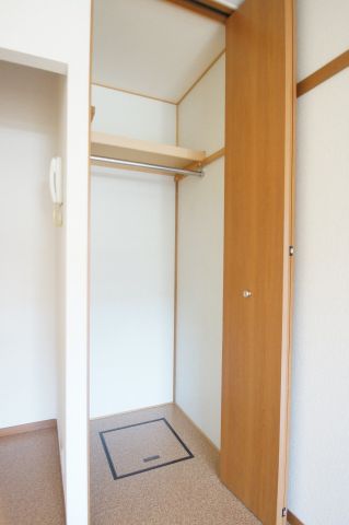 収納　ハンガーパイプ付きのクローゼット