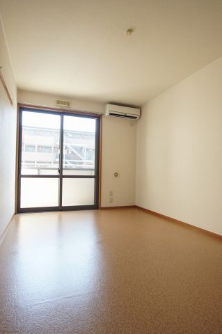 居室・リビング　落ち着いた色合いの床材を使用した居住空間