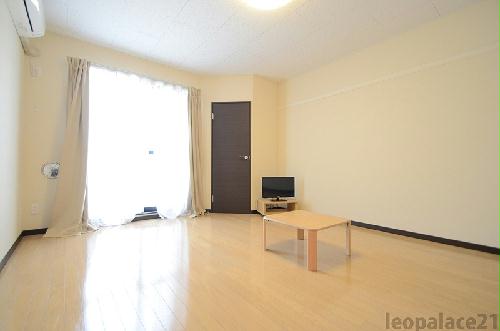 居室・リビング　明るい日差しが差し込むお部屋で新生活