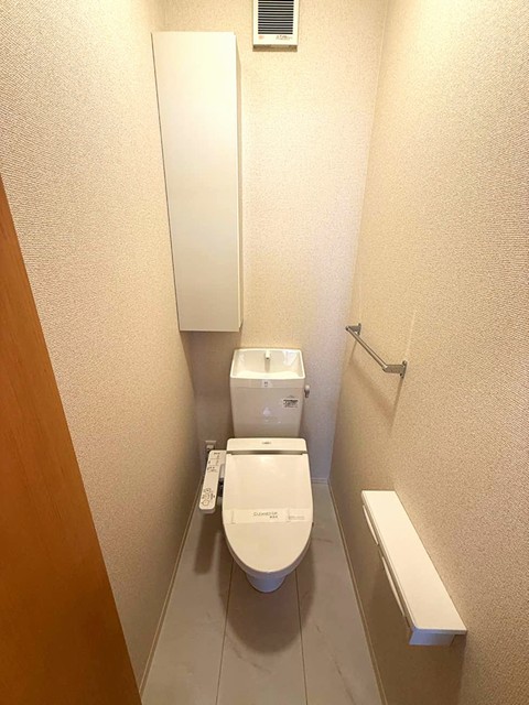 トイレ　トイレは温水洗浄便座付き♪人気のバストイレ別です♪小物を置け