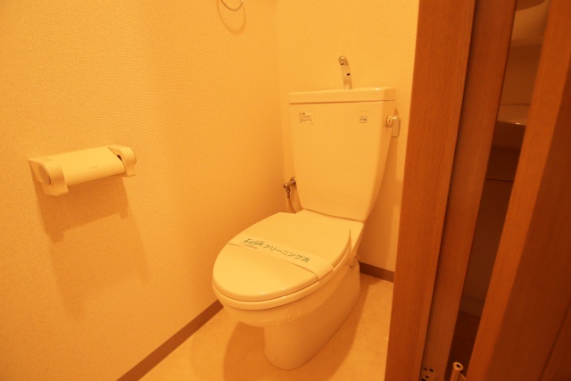 トイレ　※別室の参考写真の為、現況優先です。