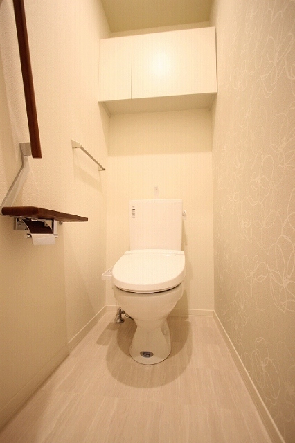 トイレ　別号室の写真です（反転）