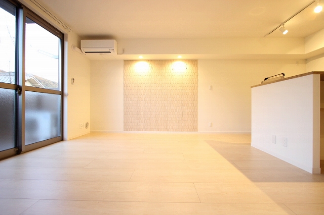 居室・リビング　別号室の写真です（反転）