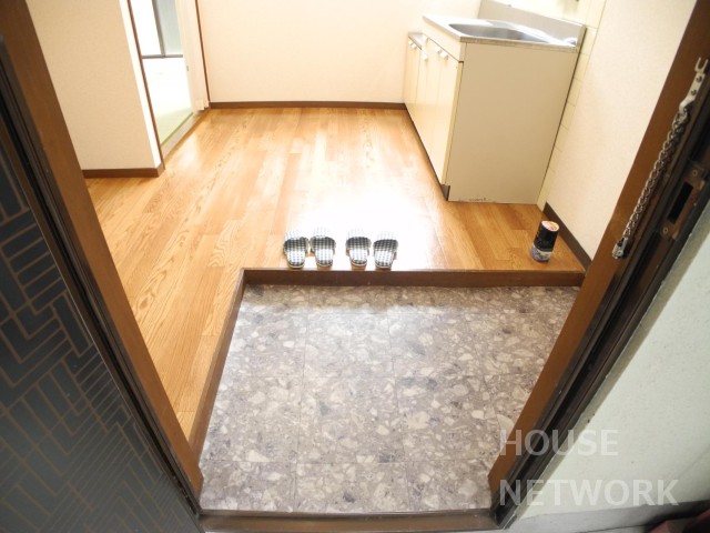 玄関　共益費、水道代コミコミが魅力的な物件ですね。