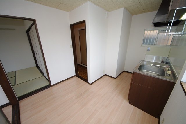 居室・リビング　床色が明るくて綺麗です♪