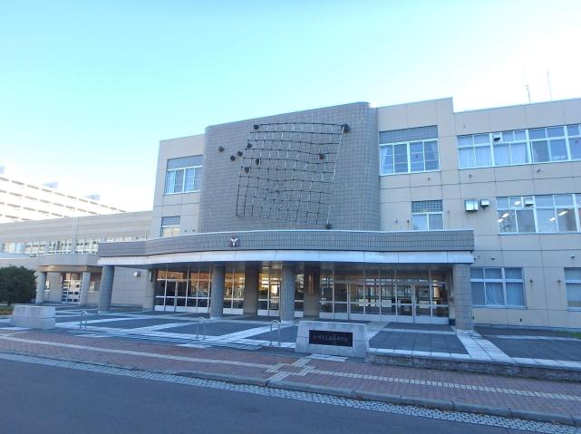 中学校　山鼻中学校（中学校）まで735m