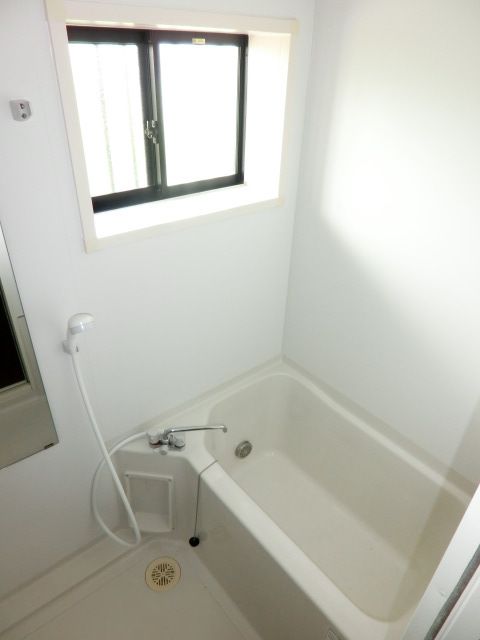 バス・シャワールーム　追い焚き付きのバスルームです