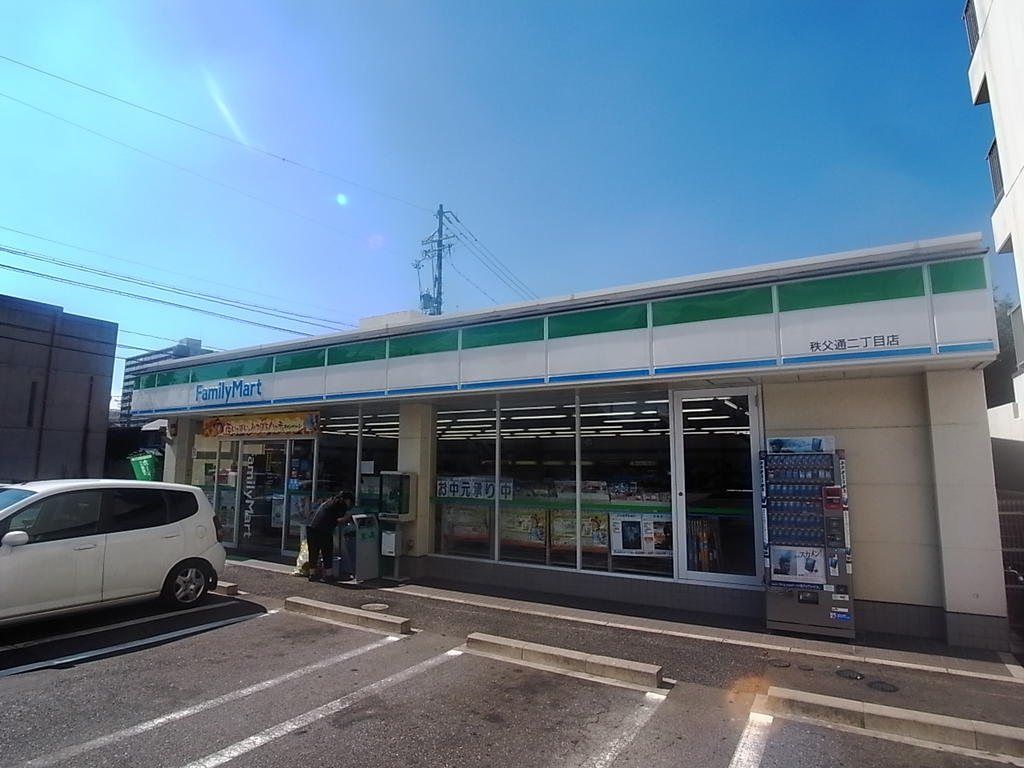 コンビニ　ファミリーマート秩父通二丁目店 (コンビニ)（コンビニ）まで400m