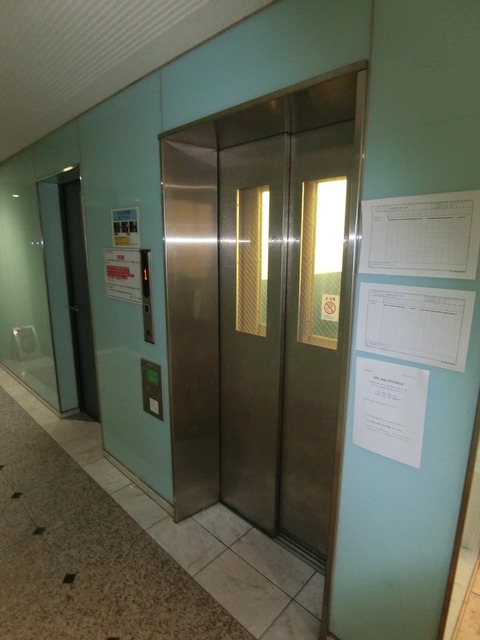 ロビー　エレベータです