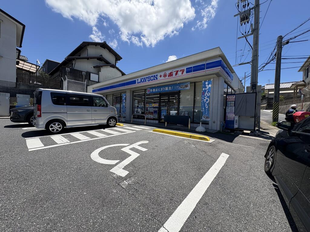 コンビニ　ファミリーマート戸坂大上店（コンビニ）まで515m
