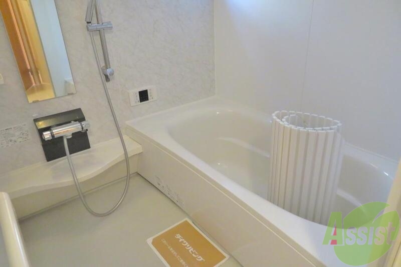 バス・シャワールーム　とても広いバスタブでお子さんと一緒に入浴できますね。