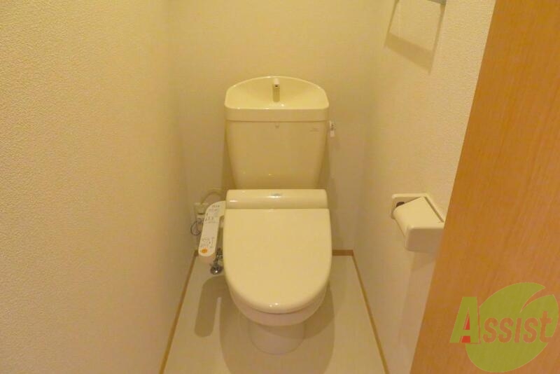 トイレ　温水洗浄便座で一年中快適に使用頂けます。