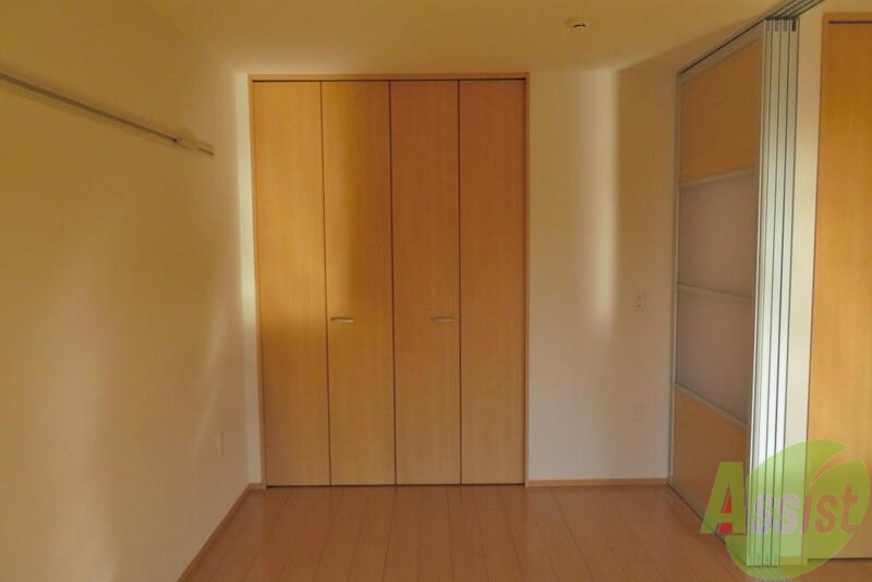 収納　大きな収納にたくさんのお洋服が入りますね。