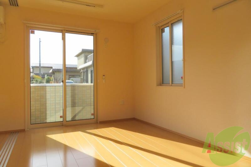 その他部屋・スペース　窓が２面あって、とても明るいお部屋ですね。