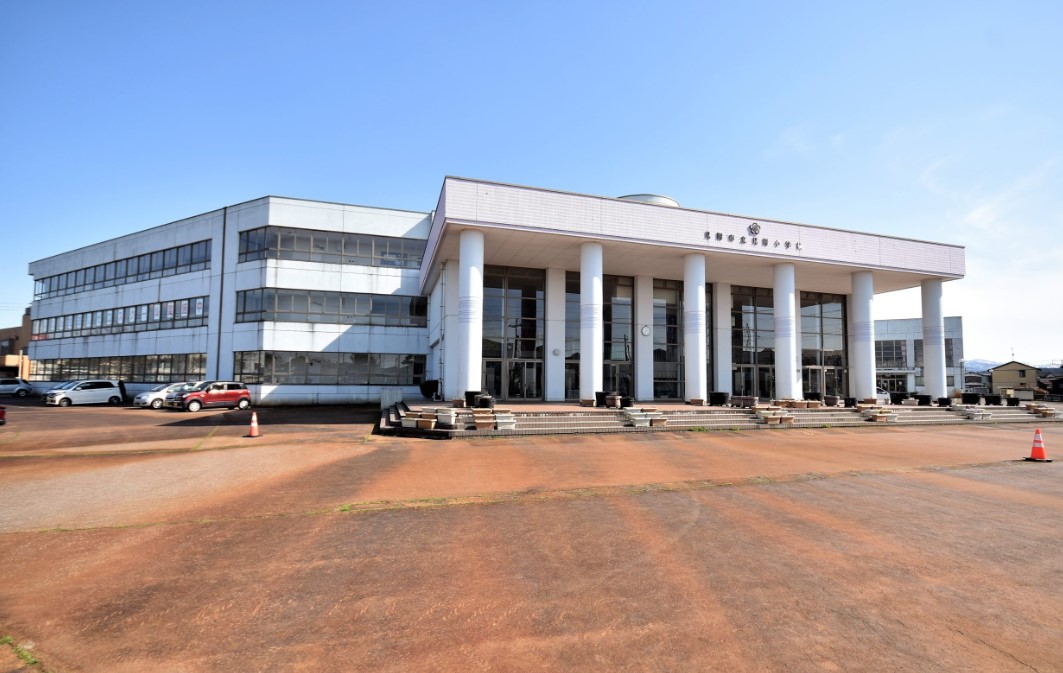 小学校　見附市立見附小学校（小学校）まで599m