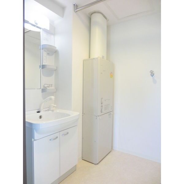 洗面設備　明るい洗面所です