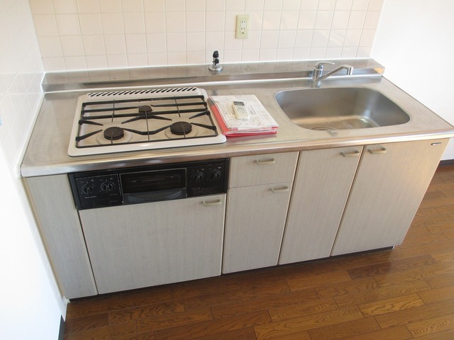 キッチン　３口コンログリル付システムキッチンでお料理ラクラクです